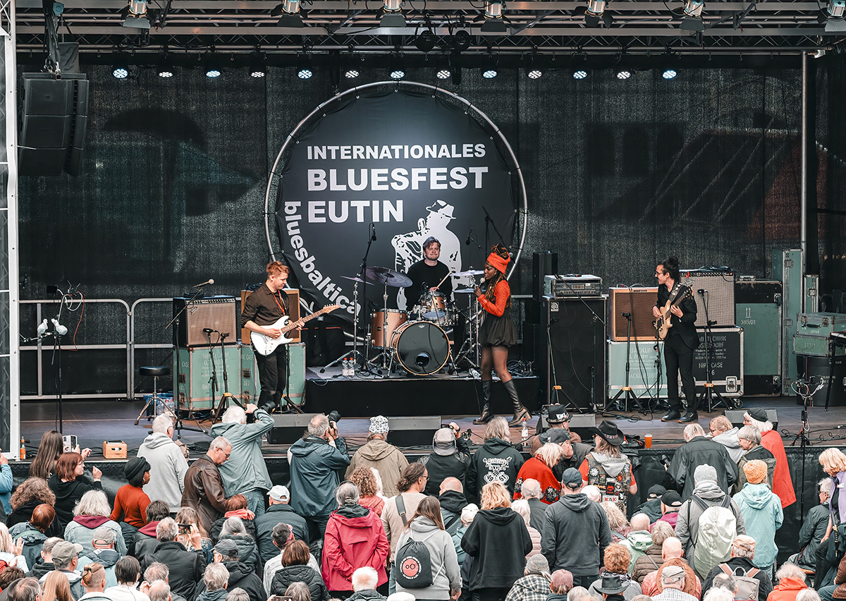 Adama Janlo Band i Eutin, Tyskland i september 25.
